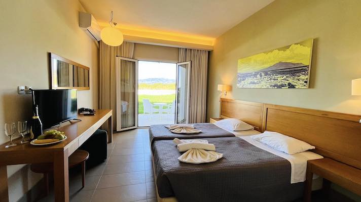 Δωμάτια κλασικού τύπου με θέα κήπο